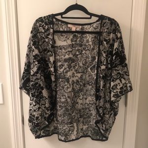 Black and white floral pattern kimono